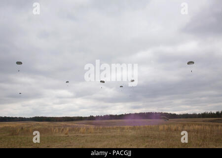 Jumpmasters tedesca e degli Stati Uniti Paracadutisti dell'esercito partecipano a operazioni aviotrasportate in operazione di sostegno Glück ab!, a Fort Gordon, Ga., Marzo 4, 2016. Lo scopo di OGA è di promuovere e di coltivare il tedesco e le relazioni degli Stati Uniti, sviluppare l'interoperabilità durante il corso di formazione e di fornire una base per le future operazioni in formazione e in ambienti reali. Il combattimento 982nd fotocamera Company (airborne), la 421st Quartermaster Company e United States Army Special Operations Command, compagnia di volo, Dwight D. Eisenhower Army Medical Center sono di sostegno per OGA. (U.S. Esercito foto di Spc. Tracy Foto Stock