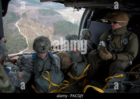 Jumpmasters tedesca e degli Stati Uniti Paracadutisti dell'esercito partecipano a operazioni aviotrasportate in operazione di sostegno Glück ab!, a Fort Gordon, Ga., Marzo 4, 2016. Lo scopo di OGA è di promuovere e di coltivare il tedesco e le relazioni degli Stati Uniti, sviluppare l'interoperabilità durante il corso di formazione e di fornire una base per le future operazioni in formazione e in ambienti reali. Il combattimento 982nd fotocamera Company (airborne), la 421st Quartermaster Company e United States Army Special Operations Command, compagnia di volo, Dwight D. Eisenhower Army Medical Center sono di sostegno per OGA. (U.S. Esercito foto di Spc. Tracy Foto Stock