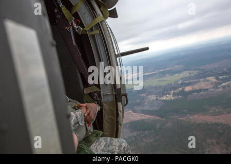 Jumpmasters tedesca e degli Stati Uniti Paracadutisti dell'esercito partecipano a operazioni aviotrasportate in operazione di sostegno Glück ab!, a Fort Gordon, Ga., Marzo 4, 2016. Lo scopo di OGA è di promuovere e di coltivare il tedesco e le relazioni degli Stati Uniti, sviluppare l'interoperabilità durante il corso di formazione e di fornire una base per le future operazioni in formazione e in ambienti reali. Il combattimento 982nd fotocamera Company (airborne), la 421st Quartermaster Company e United States Army Special Operations Command, compagnia di volo, Dwight D. Eisenhower Army Medical Center sono di sostegno per OGA. (U.S. Esercito foto di Spc. Tracy Foto Stock