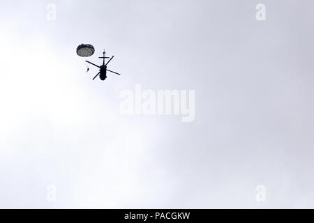 Jumpmasters tedesca e degli Stati Uniti Paracadutisti dell'esercito partecipano a operazioni aviotrasportate in operazione di sostegno Glück ab!, a Fort Gordon, Ga., Marzo 4, 2016. Lo scopo di OGA è di promuovere e di coltivare il tedesco e le relazioni degli Stati Uniti, sviluppare l'interoperabilità durante il corso di formazione e di fornire una base per le future operazioni in formazione e in ambienti reali. Il combattimento 982nd fotocamera Company (airborne), la 421st Quartermaster Company e United States Army Special Operations Command, compagnia di volo, Dwight D. Eisenhower Army Medical Center sono di sostegno per OGA. (U.S. Esercito foto di Spc. Tracy Foto Stock