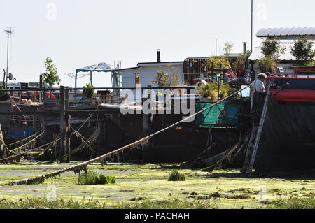 Chiatte a Pin mulino sul fiume Deben, Suffolk, Regno Unito Foto Stock