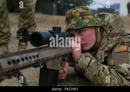 Australian soldier Pvt. Zachary Dean, un rifleman con Bravo Company, 6 Royal Australian Regiment mira verso il basso la vista di un M40 fucile da cecchino durante l'esercizio Ssang Yong 16 in Corea del Sud, 16 marzo 2016. Ssang Yong è una biennale combinato esercizio anfibio condotto da distribuito le forze degli Stati Uniti con la Repubblica di Corea Navy e Marine Corps, Esercito Australiano e Royal New Zealand forze militari al fine di rafforzare la nostra interoperabilità e i rapporti di lavoro in una vasta gamma di operazioni militari - dal rilievo di disastro a complesse operazioni expeditionary. (U.S. Marine Corps foto b Foto Stock