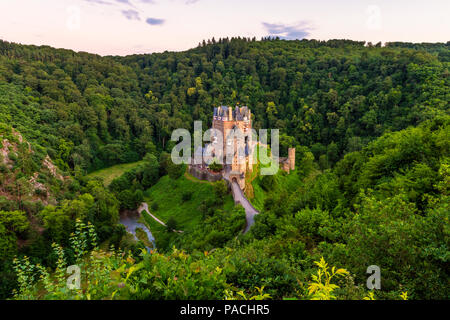 Angolo di Alta Vista sul Castello Eltz Germania Foto Stock