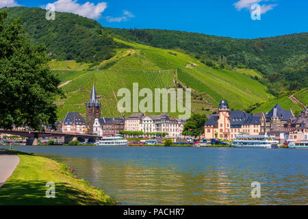 Villaggio di Bernkastel-Kues lungo il fiume Mosella in Germania Foto Stock