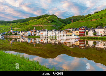 Villaggio di Zell lungo il fiume Mosella in Germania al tramonto Foto Stock