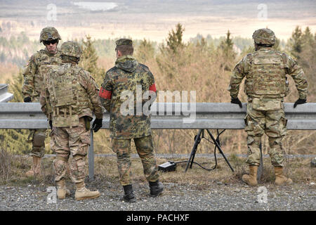 Troopers assegnato a Archer batteria, campo squadrone di artiglieria, 2° reggimento di cavalleria, insieme con i soldati tedeschi da 131tedesco battaglione di artiglieria, stand in corrispondenza di un punto di osservazione che si affaccia su un poligono di tiro durante la loro unità di sistemi di artiglieria delle attività di cooperazione (ASCA) all'Grafenwoehr Area Formazione, situato vicino alla caserma di Rose, Germania, Marzo 16, 2016. Lo scopo di questo evento è stato quello di condurre operazioni di partenariato con il tedesco e l'esercito usa unità di artiglieria pur consentendo di ogni nazione ai soldati di esperienza cooperativa e coesivo formazione multinazionale. (U.S. Esercito foto di Sgt. Sarà Foto Stock