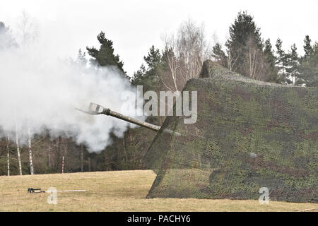 Troopers assegnato a Archer batteria, campo squadrone di artiglieria, 2° reggimento di cavalleria, dimostrare come funziona un M777 Obice di soldati tedeschi da 131tedesco battaglione di Artiglieria mentre partecipa nella loro unità di sistemi di artiglieria delle attività di cooperazione (ASCA) all'Grafenwoehr Area Formazione, situato vicino alla caserma di Rose, Germania, Marzo 16, 2016. Lo scopo di questo evento è stato quello di condurre operazioni di partenariato con il tedesco e l'esercito usa unità di artiglieria pur consentendo di ogni nazione ai soldati di esperienza cooperativa e coesivo formazione multinazionale. (U.S. Esercito foto di Sgt. William A. Foto Stock