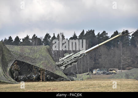 Troopers assegnato a Archer batteria, campo squadrone di artiglieria, 2° reggimento di cavalleria, dimostrare come funziona un M777 Obice di soldati tedeschi da 131tedesco battaglione di Artiglieria mentre partecipa nella loro unità di sistemi di artiglieria delle attività di cooperazione (ASCA) all'Grafenwoehr Area Formazione, situato vicino alla caserma di Rose, Germania, Marzo 16, 2016. Lo scopo di questo evento è stato quello di condurre operazioni di partenariato con il tedesco e l'esercito usa unità di artiglieria pur consentendo di ogni nazione ai soldati di esperienza cooperativa e coesivo formazione multinazionale. (U.S. Esercito foto di Sgt. William A. Foto Stock