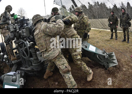 Troopers assegnato a Archer batteria, campo squadrone di artiglieria, 2° reggimento di cavalleria, dimostrare come funziona un M777 Obice di soldati tedeschi da 131tedesco battaglione di Artiglieria mentre partecipa nella loro unità di sistemi di artiglieria delle attività di cooperazione (ASCA) all'Grafenwoehr Area Formazione, situato vicino alla caserma di Rose, Germania, Marzo 16, 2016. Lo scopo di questo evento è stato quello di condurre operazioni di partenariato con il tedesco e l'esercito usa unità di artiglieria pur consentendo di ogni nazione ai soldati di esperienza cooperativa e coesivo formazione multinazionale. (U.S. Esercito foto di Sgt. William A. Foto Stock