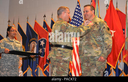 Brig. Gen. Steven W. Ainsworth, il 94th Training Division commander, premi la legione di merito per il comando Sgt. Il Mag. Arlindo Almeida, il comando in uscita sergente maggiore, per il suo tempo come la divisione senior sottufficiale. Almeida ha trasferito la propria responsabilità per il comando Sgt. Il Mag. Sharon Campbell fanno di lei la divisione del primo comando sergente maggiore durante un cambio di responsabilità cerimonia al Fort Lee Va., Marzo 18, 2016. Foto Stock