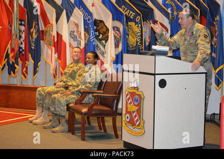 Brig. Gen. Steven W. Ainsworth, il 94th Training Division commander, e il comando Sgt. Il Mag. Sharon Campbell, il 94th TD è di nuovo il comando sergente maggiore, ascolta come il comando Sgt. Il Mag. Arlindo Almeida, della divisione di comando in uscita sergente maggiore offre il suo discorso di commiato durante un cambiamento o responsabilità cerimonia, Fort Lee, Virginia, dove Almeida trasferita ufficialmente il suo senior sottufficiale responsabilità a Campbell fanno di lei la divisione del primo comando femmina sergente maggiore Marzo 18, 2016. Foto Stock