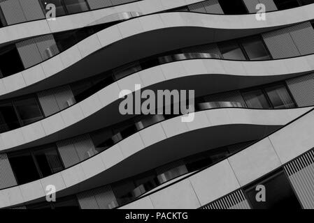 London, Regno Unito - 31 agosto 2017: facciata di edificio moderno che mostra balconi curvo in bianco e nero Foto Stock