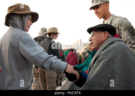 Un giovane ragazzo scuote le mani con un superstite elemento di servizio di Bataan morte marzo come egli inizia il 2016 Bataan Memorial morte Marzo a White Sands Missile Range, N.M., il 20 marzo 2016. La ventisettesima edizione Bataan Memorial morte marzo è un impegnativo marzo attraverso l alto terreno del deserto di White Sands Missile Range, condotta in onore delle eroiche i membri del servizio che hanno difeso le isole Filippine durante la II Guerra Mondiale, sacrificando la loro libertà, la salute e in molti casi la loro stessa vita. (Esercito foto di Sgt. Jessica R. Littlejohn/ 24 Premere Camp la sede centrale) Foto Stock