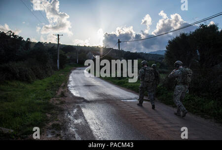 Tech. Sgt. Jeremy Rarang, Senior Airman Tormod Lillekroken e Staff Sgt. Seth Hunt, 2° aria supportano operazioni squadrone il morsetto di giunzione le centraline di attacco, camminare lungo una strada come parte di uno scenario di addestramento durante l'esercizio Serpentex '16 in Corsica, Francia, 15 marzo 2016. JTACs sono considerati servizi qualificati membri che dirigono l'azione di aria e emerse-base degli incendi a livello tattico. Essi sono gli avieri sul terreno con le autorità di controllo e chiamare le incursioni aeree sul bersaglio. (U.S. Air Force foto/Staff Sgt. Sara Keller) Foto Stock