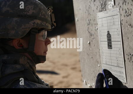 Stati Uniti Army Sgt. Phoebe Malkowicz, assegnato alla 55Signal Company (lotta contro la telecamera), marchi shot gruppi per assistere un soldato di azzeramento la propria arma per la qualificazione a Fort George G. Meade, Md., 1 marzo 2016. I soldati sono necessari per qualificarsi con loro M4 bi-annualmente al fine di tenere il passo con la precisione di tiro delle competenze. (US Army foto di. Spc Nicole Potter/rilasciato) Foto Stock