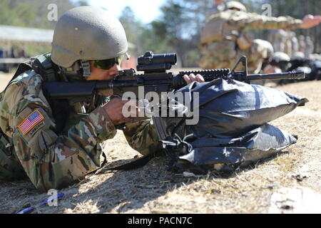 Stati Uniti Esercito Sgt 1a. Endesha Johnson, assegnato alla 55Signal Company (lotta contro la telecamera), incendi sua M4 a Fort George G. Meade, Md., 1 marzo 2016. I soldati sono necessari per qualificarsi con loro M4 bi-annualmente al fine di tenere il passo con la precisione di tiro delle competenze (US Army foto di. Spc Nicole Potter/rilasciato) Foto Stock