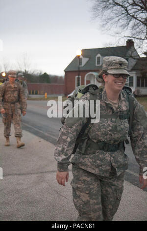 Stati Uniti Army Spc. Nicole Potter, un combattimento Documentazione/specialista di produzione, assegnato al primo plotone, 55th Signal Company (lotta contro la telecamera), marche con il suo plotone prima di un 8 miglio a piedi marzo a Fort George G. Meade, Md., 11 marzo 2016. Lo scopo di questo piede il mese di marzo è stato per preparare i soldati per un imminente training sul campo esercizio a Fort A.P. Hill, Virginia. (U.S. Foto dell'esercito da Staff Sgt. Ricardo Hernandez-Arochorilasciato) Foto Stock