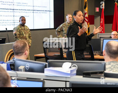 Il Mag. Gen. Linda Singh, aiutante generale del Maryland, dà una breve presentazione nel corso di un incontro con il duecentesimo della polizia militare di comando e altri alti capi militari dal Maryland-comandi base per discutere proactive modi si può preparare congiuntamente per il supporto della difesa delle autorità civili (DSCA) eventi in corrispondenza di una struttura militare in Reisterstown, Md., Marzo 13. Tra i presenti sono stati il Mag. Gen. Phillip agitarsi, Comandante generale del duecentesimo MP Cmd., Col. Irene Zoppi, vice comandante del duecentesimo MP Cmd. e il Mag. Gen. Brian Harris, comandante generale della Joint Task Force 51 dalla U.S. Esercito né Foto Stock