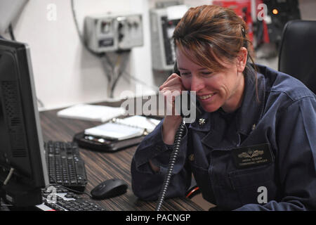 - Mare Mediterraneo (9 aprile 2017) della Cmdr. Andria L. Slough, comandante della guidato-missile destroyer USS Porter (DDG 78), ha ricevuto una telefonata dal Presidente Trump, Aprile 9, 2017. Porter, distribuita a Rota, Spagna, sta conducendo operazioni navali negli Stati Uniti Sesta flotta area di operazioni a sostegno degli Stati Uniti per gli interessi di sicurezza nazionali in Europa. Foto Stock