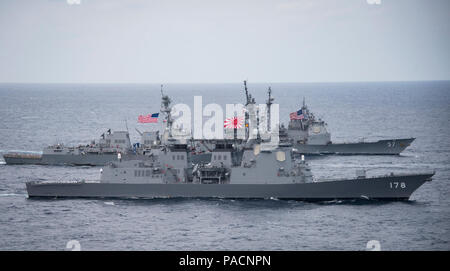 Mare delle Filippine (28 aprile 2017) Il Giappone marittimo Forza di Autodifesa destroyer JS Ashigara (DDG 178), il primo piano, il Arleigh Burke-class guidato-missile destroyer USS Wayne E. Meyer (DDG 108) e l'Ticonderoga-class guidato-missili cruiser USS Lake Champlain (CG 57) transito il Mare delle Filippine. Gli Stati Uniti Marina ha pattugliato il Indo-Asia-Pacifico di routine per più di 70 anni regionale di promozione della pace e della sicurezza. Foto Stock