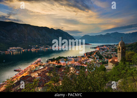 Tramonto mozzafiato sulla Baia di Kotor e Chiesa di Nostra Signora della Salute in Montenegro Foto Stock