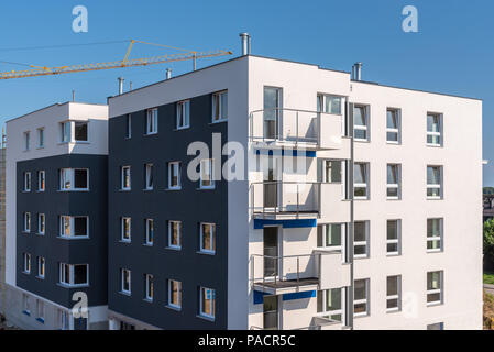 Tipico moderno blocco di appartamenti con balcone. Foto Stock