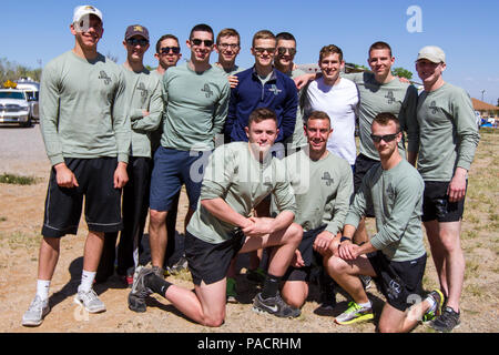 Al suo terzo anno di ROTC presso l'Università del Missouri, Cadet Patrick Kinsella, un nativo di San Louis, conduce il underclassmen attraverso il Bataan Memorial morte marzo. Ogni anno, cadetti presso la University of Missouri partecipare alla morte marzo come una tradizione annuale. "Questo è il mio terzo anno di farlo", ha detto Kinsella. "Questa è una grande tradizione nel nostro distaccamento di farlo. Così abbiamo avuto un sacco di upperclassmen ci spinge a farlo poi. Ora sto il upperclassman spingendoli a farlo." Nel corso degli anni, Kinsella fiducia nel fare il marzo costruito. Ora egli è certo di come egli ma Foto Stock