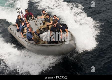 160320-N-QF605-012 del golfo di Guinea (19 marzo 2016) - uno scafo rigido gommone trasporta i Royal Marines e Royal Fleet organi ausiliari in preparazione alla scheda USNS Spearhead (T-EPF 1) per nave tour, Marzo 20 durante l'esercizio Obangame/Saharan Express 2016. Obangame/Saharan Express, uno dei tre African Regional Express series esercizi facilitata dalla U.S. Forze Navali/Europa-africa U.S. Sesta flotta, mira a rafforzare la cooperazione regionale, dominio marittimo la sensibilizzazione, la condivisione di informazioni pratiche e migliorare l'interoperabilità tra le forze che partecipano al fine di migliorare la sicurezza marittima e Foto Stock