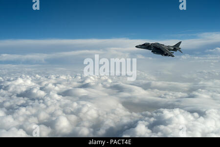 Un U.S. Marine Corps AV-8B Harrier II vola sopra l Iraq a sostegno di funzionamento inerenti risolvere, Marzo 21, 2016. Durante la funzione OIR, gli Stati Uniti e le forze della coalizione hanno svolto un totale di 10,962 colpisce come di Marzo 15, 2016. Funzione OIR è la coalizione intervento contro lo Stato islamico dell Iraq e il levante. (U.S. Air Force foto di Tech. Sgt. Nathan Lipscomb) Foto Stock