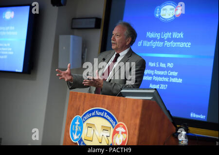 ARLINGTON, VIRGINIA (Agosto 22, 2017) Il Dottor Mark S. Rea, professore di architettura e scienze cognitive presso il Lighting Research Center del Rensselaer Polytechnic Institute, parla del suo ufficio del Naval Research (ONR) sponsorizzato il lavoro su warfighter prestazioni, durante un illustre Lecture Series svoltosi a ONR. Stati Uniti Navy Foto Stock