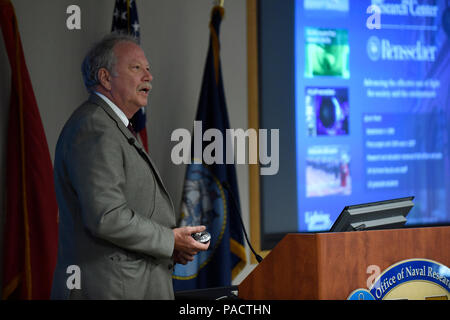 ARLINGTON, VIRGINIA (Agosto 22, 2017) Il Dottor Mark S. Rea, professore di architettura e scienze cognitive presso il Lighting Research Center del Rensselaer Polytechnic Institute, parla del suo ufficio del Naval Research (ONR) sponsorizzato il lavoro su warfighter prestazioni, durante un illustre Lecture Series svoltosi a ONR. Stati Uniti Navy Foto Stock