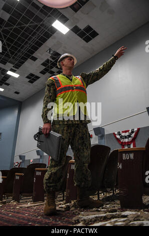 Il Corpus Christi, Texas (Agosto 29, 2017) l'ENS. Derek Schmitz registra i danni causati dall'uragano Harvey in Naval Air Station Corpus Christi dell auditorium di base come parte del Naval Facilities Engineering Command Valutazione dei danni Team (DAT) e l'ingegneria di contingenza Response Team (CERT). Le squadre sono a bordo per valutare i danni per l'installazione e per sviluppare, pianificare e supervisionare il restauro delle strutture di base colpite dall'uragano. Foto Stock