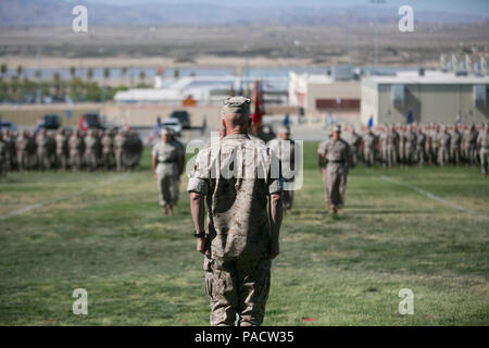 L'ufficiale comandante del 7th Marine Regiment supervisiona il reggimento durante la sua cerimonia di soccorso e nomina a Lance Cpl. Torrey L. Gray Field il 18 marzo 2016. L'evento garantisce una corretta transizione della leadership, l'adesione alla tradizione militare, la disciplina dell'unità e il riconoscimento cerimoniale per gli ufficiali e i marines arruolati. Foto Stock