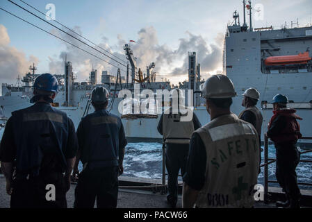 Mar dei Caraibi (sett. 10, 2017) velisti assegnati all'assalto anfibio nave USS Kearsarge (LHD 3) osservare come la palette di carico vengono trasferite dal trasporto di carichi secchi e munizioni nave USNS William McLean (T-AKE 12) durante un rifornimento in mare. Kearsarge e il ventiseiesimo Marine Expeditionary Unit (ventiseiesima MEU) stanno aiutando con i soccorsi dopo il passaggio dell uragano Irma. Il Dipartimento della difesa è di sostenere la Federal Emergency Management Agency, il piombo agenzia federale, per aiutare le persone colpite dall'uragano Irma per ridurre al minimo la sofferenza ed è un componente del complessivo intero-di-governm Foto Stock