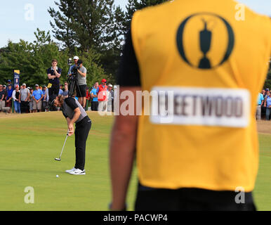 Carnoustie Golf Links, Angus, Regno Unito. 21 Luglio, 2018. Il 147th Open Golf Championship, 3° round; Tommy Fleetwood (ITA) putts per eagle sul par 5 sesto foro Credito: Azione Sport Plus/Alamy Live News Foto Stock