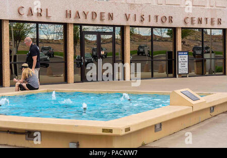 In Arizona, Stati Uniti d'America. Il 30 maggio 2018. Glen Canyon Dam Visitor Center è chiamato per gli ex Stati Uniti senatore da Arizona Carl Hayden ed è adiacente al Glen Canyon Dam. Un luogo eccellente per informazioni turistiche su Glen Canyon National Recreation Area. Credito: Arnold Drapkin/ZUMA filo/Alamy Live News Foto Stock