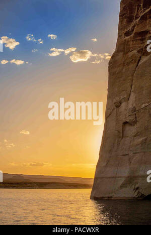 30 maggio 2018 - Arizona-Utah, noi - il sole tramonta sul Lago Powell serbatoio. A cavallo del confine tra Utah e Arizona negli Stati Uniti, e creato da Glen Canyon Dam inondazioni Glen Canyon Lake Powell serbatoio è un importante luogo di vacanza e una popolare destinazione turistica, parte del Glen Canyon National Recreation Area amministrata dal National Park Service. Credito: Arnold Drapkin/ZUMA filo/Alamy Live News Foto Stock