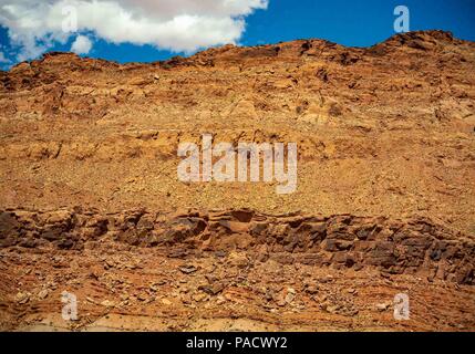 In Arizona, Stati Uniti d'America. Il 30 maggio 2018. Il Deserto Dipinto e le scogliere di eco della Navajo Indian Reservation in Arizona sono caratterizzati da weathered poggi di multi-layered rock, scogliere e mesas, di diversi colori a più livelli che richiede i primi esploratori spagnoli per chiamare la zona El Desierto Pintado Credito: Arnold Drapkin/ZUMA filo/Alamy Live News Foto Stock