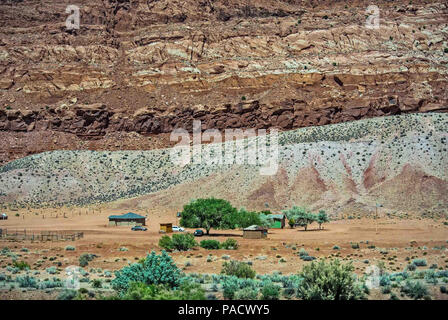 In Arizona, Stati Uniti d'America. Il 30 maggio 2018. Abitazioni isolate nel Deserto Dipinto e scogliere di eco della Navajo Indian Reservation in Arizona. La zona è caratterizzata da weathered poggi di multi-layered rock, scogliere e mesas di diversi colori stratificato, richiedendo i primi esploratori spagnoli per chiamare la zona El Desierto Pintado Credito: Arnold Drapkin/ZUMA filo/Alamy Live News Foto Stock