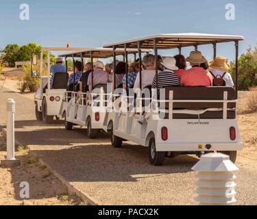 In Arizona, Stati Uniti d'America. 31 Maggio, 2018. Un elettrico turistico il carrello porta passeggeri dalla baia di Wahweap Marina al Lake Powell Resort, uno dei preferiti di villeggianti e turisti. Credito: Arnold Drapkin/ZUMA filo/Alamy Live News Foto Stock