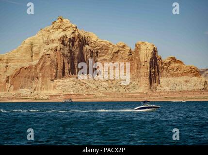 In Arizona, Stati Uniti d'America. 31 Maggio, 2018. Un powerboat nella baia di Wahweap ingrandisce dalle colorate high Castle Rock bluff, di entrada in pietra arenaria, di fronte alla baia di Wahweap Marina e il Lago Powell Resort, uno dei preferiti di villeggianti e turisti. Credito: Arnold Drapkin/ZUMA filo/Alamy Live News Foto Stock