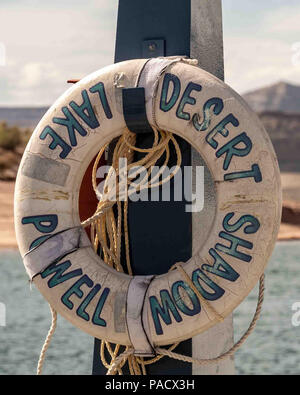 In Arizona, Stati Uniti d'America. 31 Maggio, 2018. Un deserto ombra salvagente pende presso la baia di Wahweap Marina-- Lake Powell Resort. Il Deserto ombra nave dà villeggianti e turisti crociere panoramiche del Lago Powell. Credito: Arnold Drapkin/ZUMA filo/Alamy Live News Foto Stock