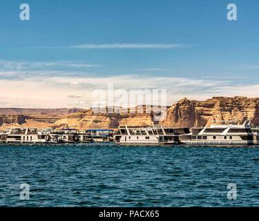 In Arizona, Stati Uniti d'America. 31 Maggio, 2018. Una grande raccolta di case galleggianti ormeggiata nel porto di Wahweap Bay, Pagina, Arizona, situato nel Lago Powell''"Glen Canyon National Recreation Area, un preferito di villeggianti e turisti. Credito: Arnold Drapkin/ZUMA filo/Alamy Live News Foto Stock