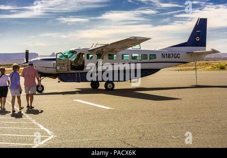 In Arizona, Stati Uniti d'America. 31 Maggio, 2018. I turisti si avvicinano al Grand Canyon Airlines Cessna 208B Grand Caravan aeromobile a pagina Municipal Airport, Pagina, Arizona, per un volo panoramico sul lago Powell e le formazioni naturali di Glen Canyon. Credito: Arnold Drapkin/ZUMA filo/Alamy Live News Foto Stock