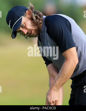 Carnoustie Golf Links, Angus, Regno Unito. 21 Luglio, 2018. Il 147th Open Golf Championship, 3° round; Tommy Fleetwood (ITA) putt per il birdie al par 5 sesto foro Credito: Azione Sport Plus/Alamy Live News Foto Stock