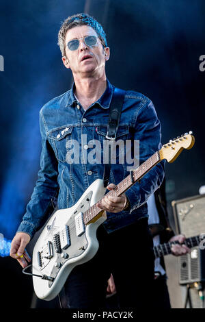 Noel Gallagher si esibisce dal vivo sul palco con Noel Gallagher High flying volatili presso il tracciafile festival di Sheffield, UK, 2018. Foto Stock