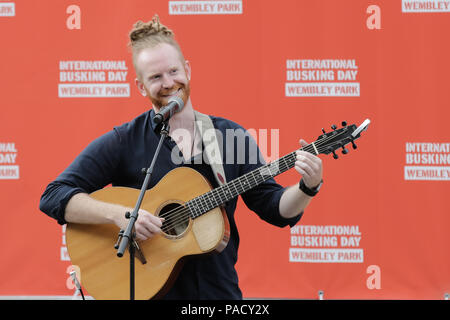 Londra, Regno Unito. Il 21 luglio 2018. Newton Faulkner performing live at International musicista di strada giorno 2018, Wembley Park, Regno Unito Foto Stock