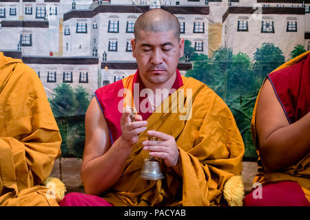 Leeds, Regno Unito. 21 Luglio, 2018. Un buddista tibetano Monaco di Tashi Lhunpo monastero in un tour del Regno Unito si prepara per la creazione di un mandala di sabbia con la preghiera e la meditazione al Harewood House. Egli utilizza una campana e mudra mano gesti simbolici di pronto se stesso. Il monastero è in esilio, ora ristabilita in Bylakuppe in India del sud ed è casa per quasi 400 monaci e ha HH il Dalai Lama come patrono. Il tour del Regno Unito mira a raccogliere fondi e la consapevolezza culturale. © HASNews / Alamy Live News Foto Stock