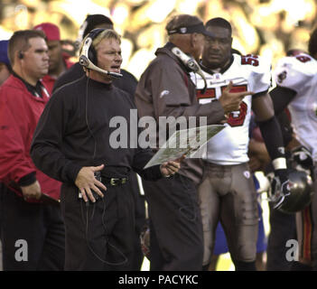 Oakland, la California, Stati Uniti d'America. 26 Sep, 2004. Bucanieri head coach Jon Gruden Domenica, 26 settembre 2004, a Oakland, in California. I raider hanno sconfitto i bucanieri 30-20. Credito: Al di Golub/ZUMA filo/Alamy Live News Foto Stock