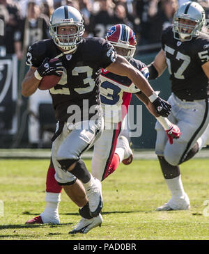 Oakland, la California, Stati Uniti d'America. 23 ott 2005. Oakland Raiders defensive back Chris Carr (23) Domenica, 23 ottobre 2005, a Oakland, in California. I raider hanno sconfitto le bollette 38-17. Credito: Al di Golub/ZUMA filo/Alamy Live News Foto Stock